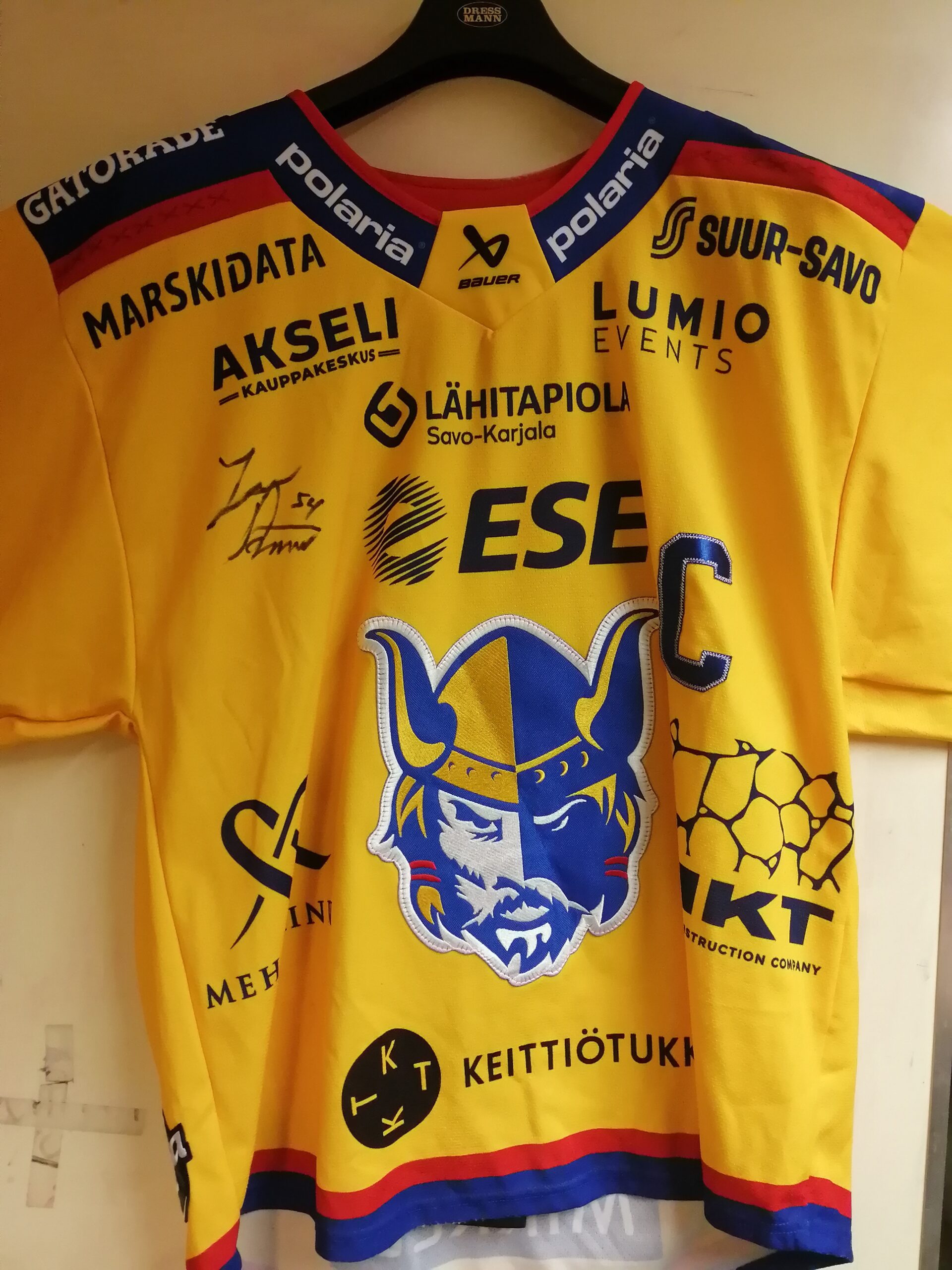 Jukurien kapteenin sotisopa. Tässä paidassa on pelattu hurjimmat vaihdot, kannettu joukkuetta ja johdettu sydämellä. Jesper Piitulaisen ikoninen paita täynnä taistelun energiaa.