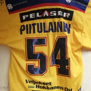 PIITULAINEN #54 – Jukurien kaikkien aikojen mies. Numero 54, nimi selässä ja vuosien työ kentällä tekevät tästä paidasta keräilyharvinaisuuden. Paita, joka kertoo enemmän kuin tuhat sanaa.