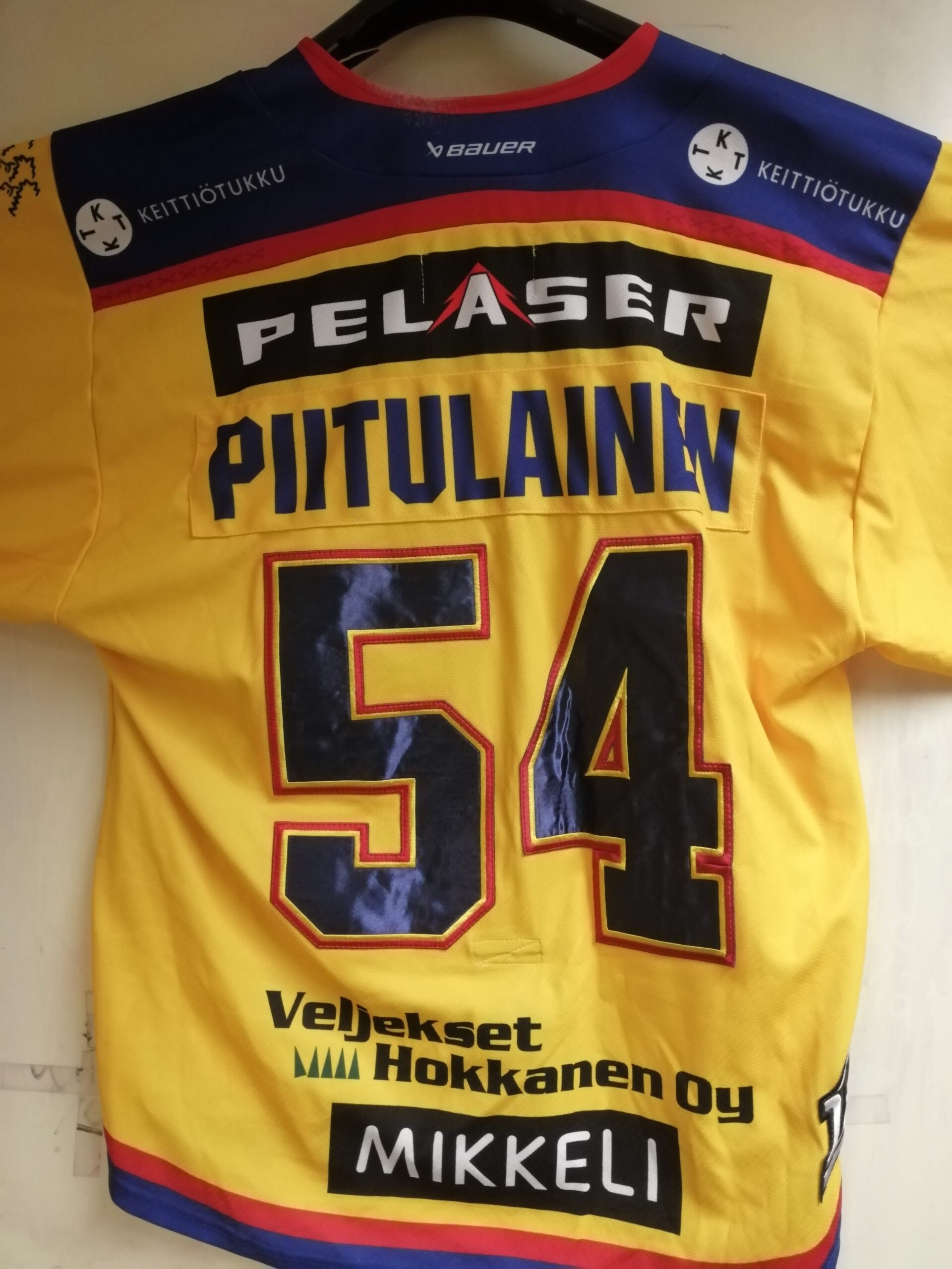 PIITULAINEN #54 – Jukurien kaikkien aikojen mies. Numero 54, nimi selässä ja vuosien työ kentällä tekevät tästä paidasta keräilyharvinaisuuden. Paita, joka kertoo enemmän kuin tuhat sanaa.