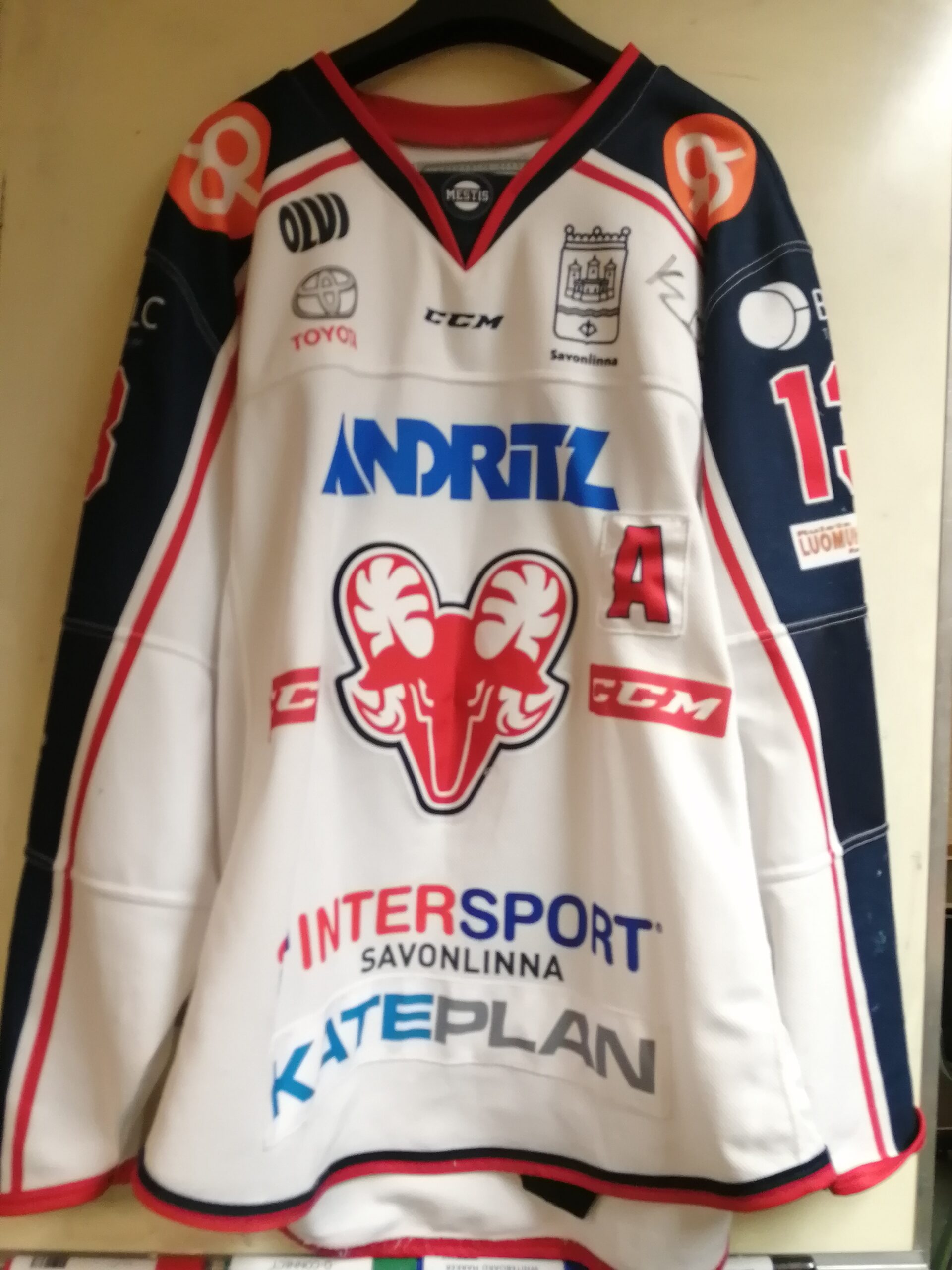 “Kasper Piitulainen #13 – Savonlinnan kasvatti, kiekon kova ura ja sydänlaitahyökkääjä.”