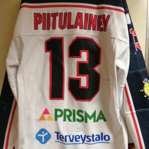 “Numero 13 selässä – pelipaita, jossa lukee työ, luotto ja lukemattomat vaihdot.”