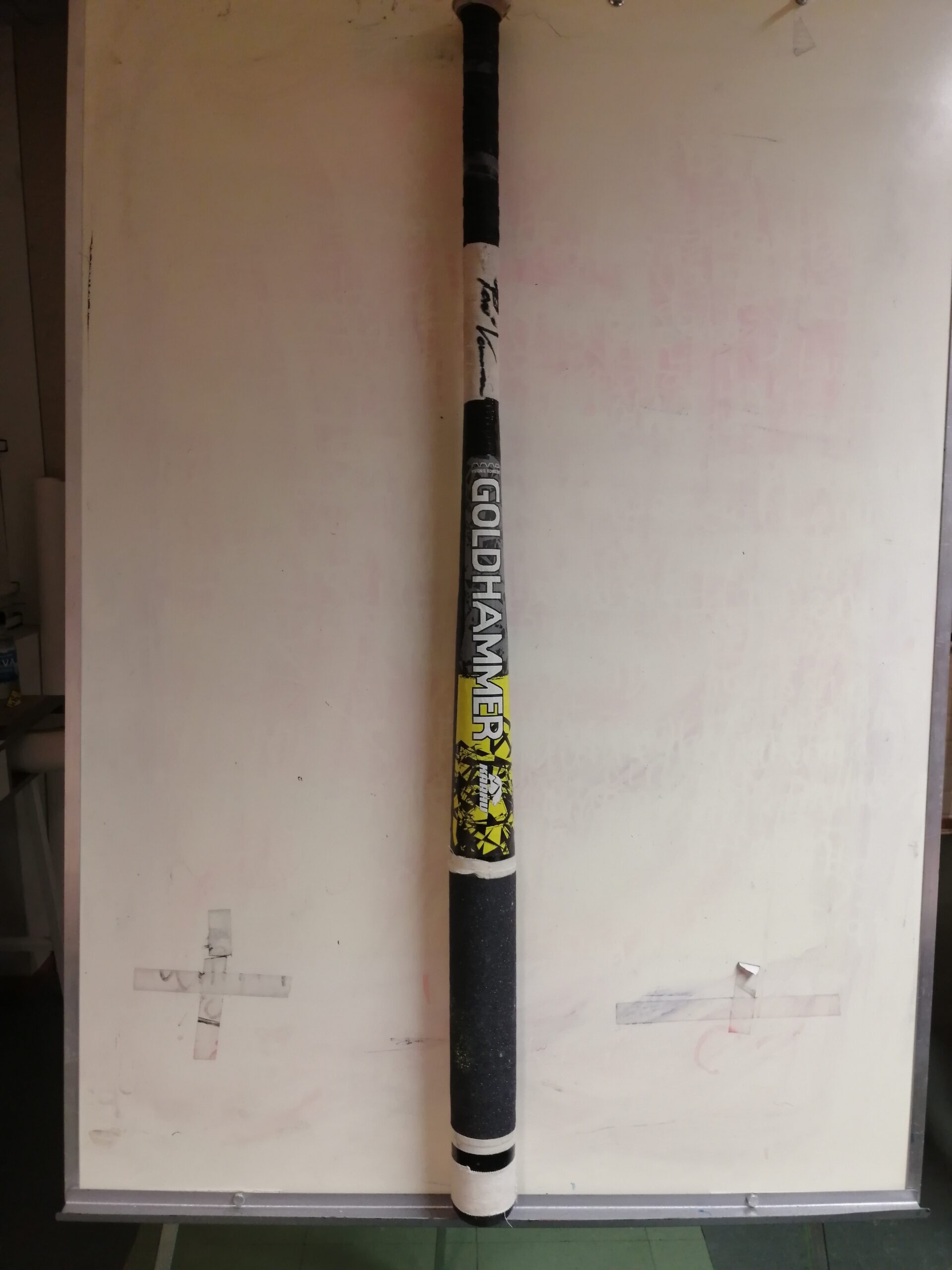 Pasi Varosen nimikirjoitettu pesäpallomaila – legendan kädenjäljellä siunattu