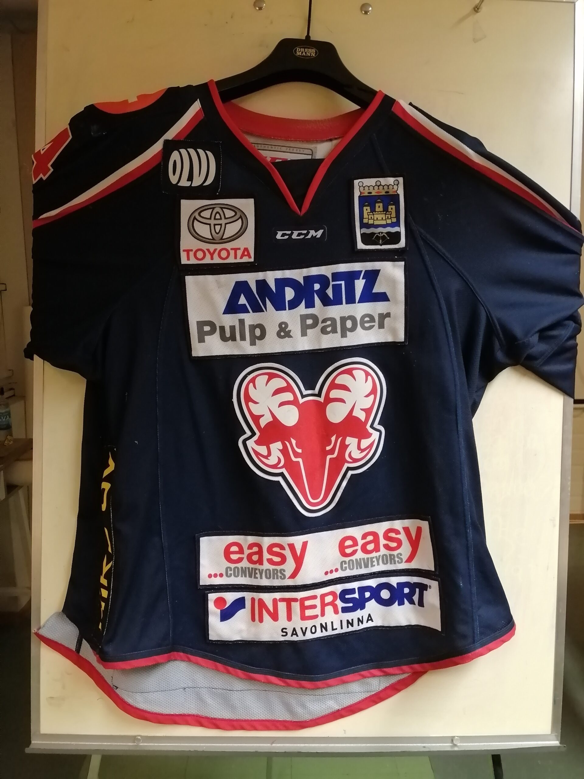 Teemu Lämsä #14 – suomalainen hyökkääjä, joka tekee unelmastaan todellisuutta. Tämä paita on osa hänen matkaansa.