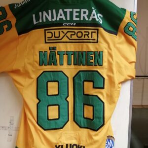 NÄTTINEN #86 – nimi, numero ja historiaa täynnä oleva selkä. Tämä takapuoli on se osa paitaa, jonka vastustajat näkivät liiankin usein, kun kapteeni karkasi omille teilleen. Numero 86 ja Nättisen nimi tekevät tästä paidasta ainutlaatuisen keräilyaarteen, joka huokuu suomalaisen jääkiekon ylpeyttä ja olympiavoittajan tarinaa.