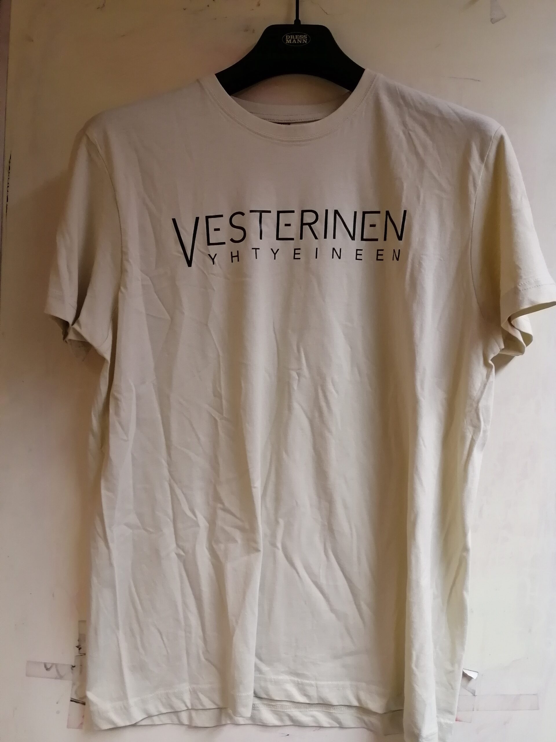 Vesterinen Yhtyeineen – rakkaudella, tunteella ja aitoudella. Paidan etupuoli huokuu yhtyeen lämminhenkistä pop-soundia ja tarinallista musiikkia. Tämä ei ole vain fanituote – se on symboleista kudottu osa suomalaista pop-historiaa.