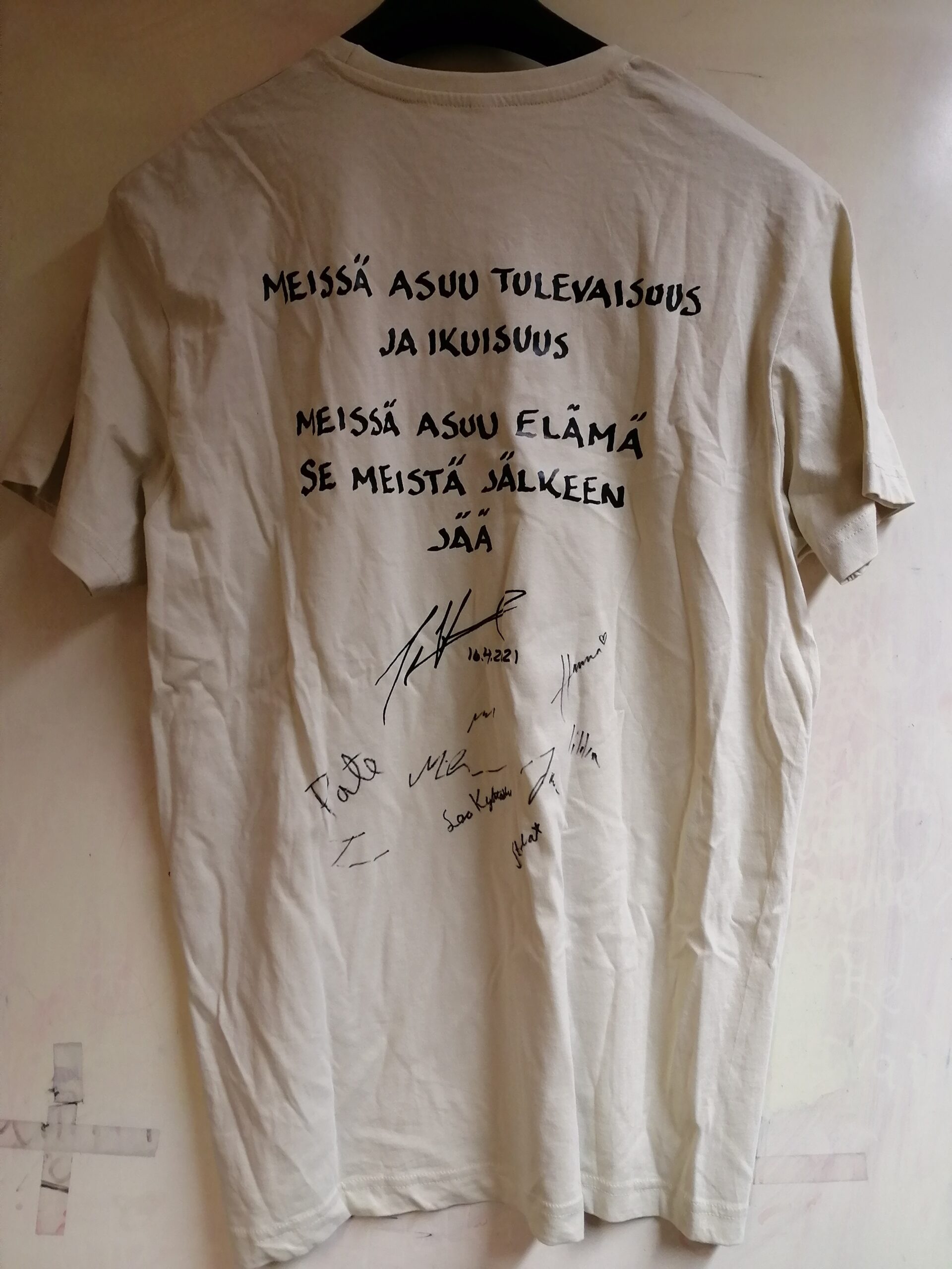 Koko bändin nimikirjoitukset – yksi paita, kymmenen tarinaa. Tämä takapuoli on tämän paidan sydän: jokaisen jäsenen aito nimmari, jotka tekevät tästä teoksesta ainutlaatuisen keräilyharvinaisuuden. Mukana laulaja Tero Vesterisen sekä koko yhtyeen oma kädenjälki.