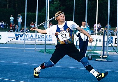 Legendan kaari alkaa tästä. Tässä ikoninen hetki vuodelta 1992, jolloin Seppo Räty sinkoaa keihäänsä Lappeenrannan Kimpisen kentällä tavalla, jonka vain todellinen voimaheittäjä voi. Kuvassa näkyy raakaa voimaa, rautaa kovempaa asennetta ja suomalaisen yleisurheilun historiaa – juuri sitä Rätyä, josta tuli maailmanmestari ja kolmen olympiamitalin mies.